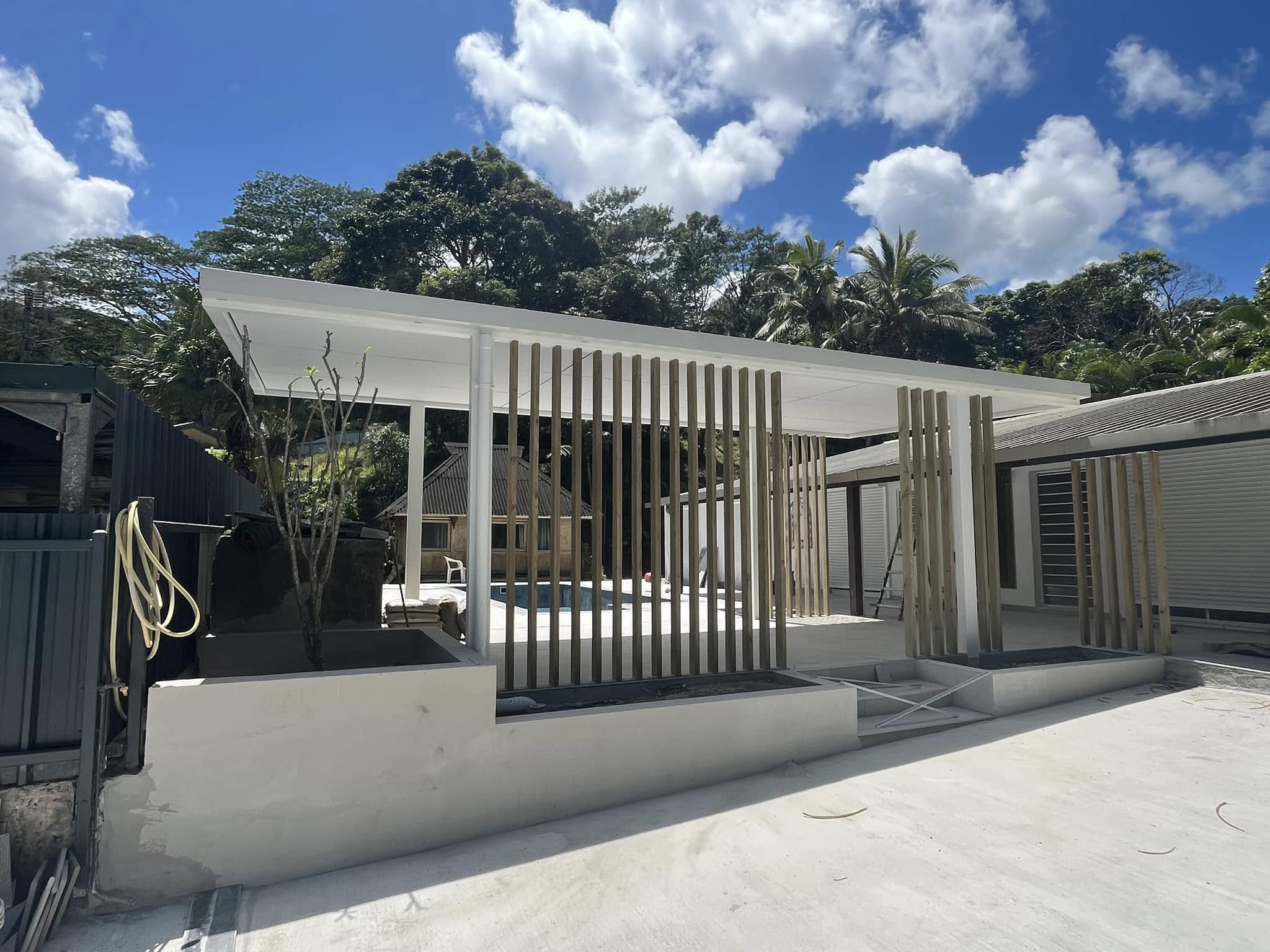 Terrasse de piscine couverte par une pergola
